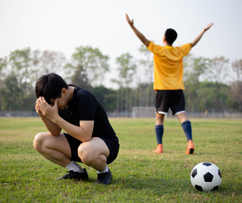 due calciatori: uno esulta per la vittoria, l'altro piange per la sconfitta