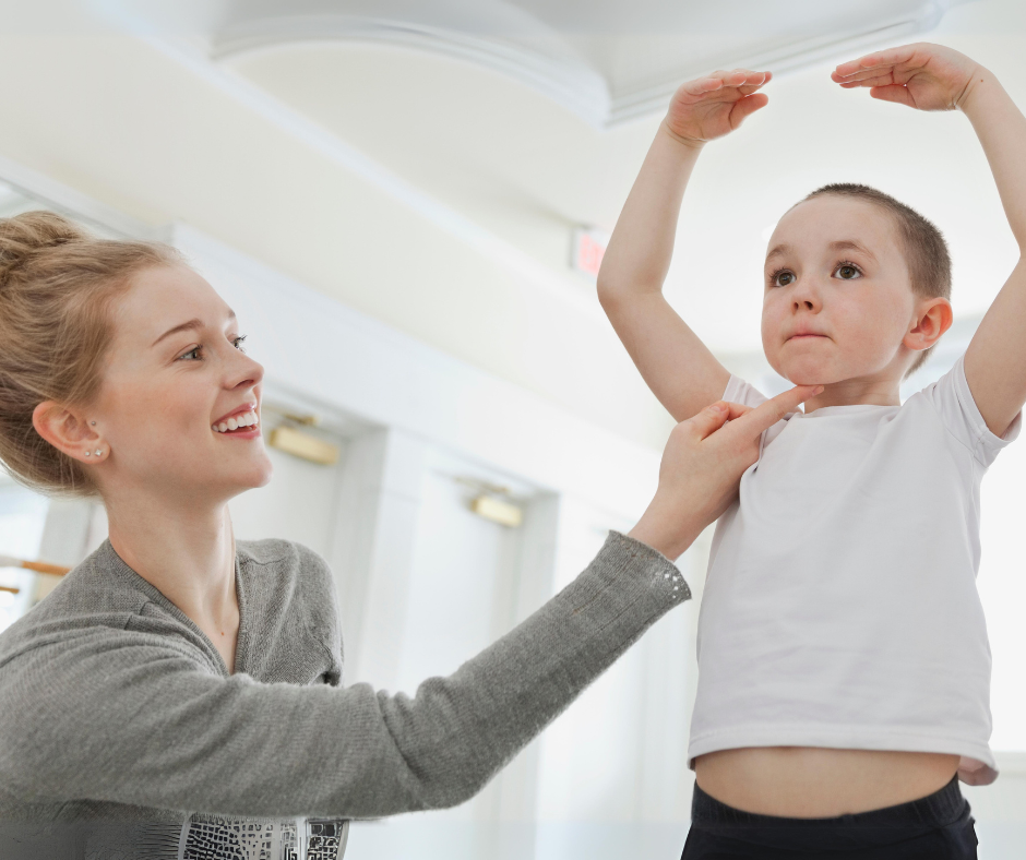 istruttrice di danza che corregge un allievo