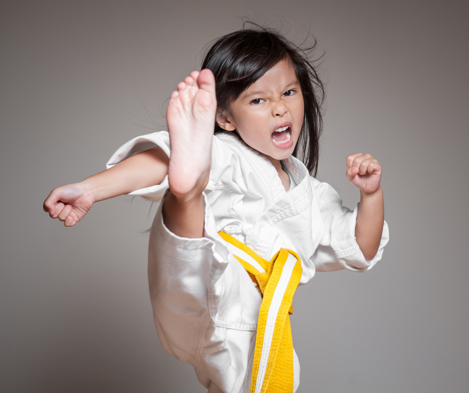 bambina che fa una mossa di karate