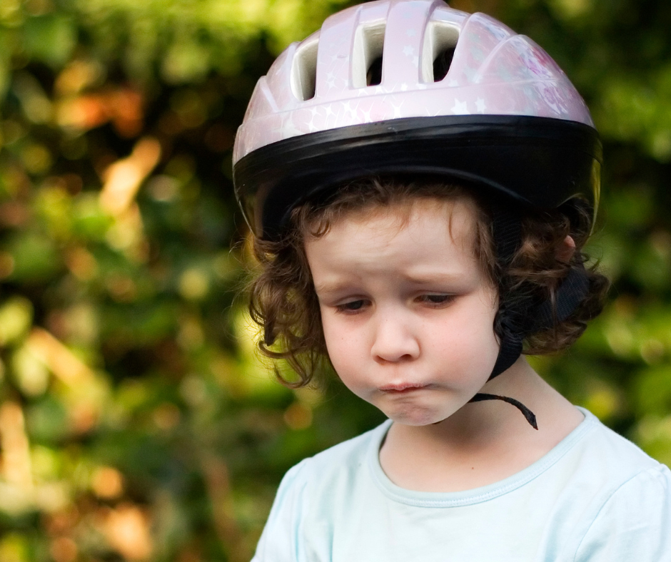 Bambino triste con casco per la bici