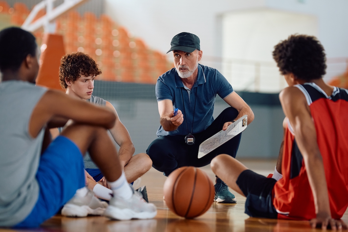 Allenatore di basket con i suoi allievi