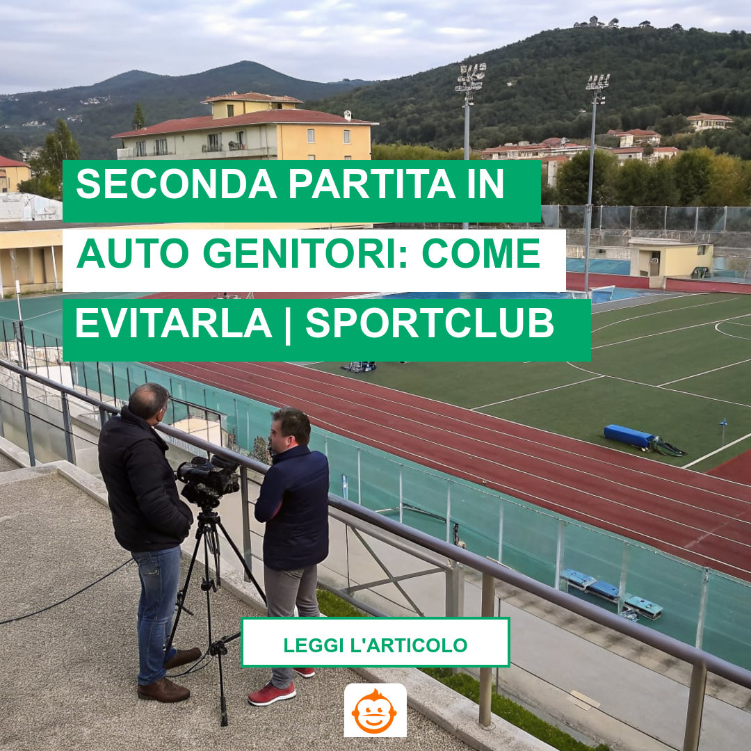 Allenatore e dirigenti in riunione tecnica in centro sportivo italiano multidisciplinare per discutere gestione genitori e autonomia atleti