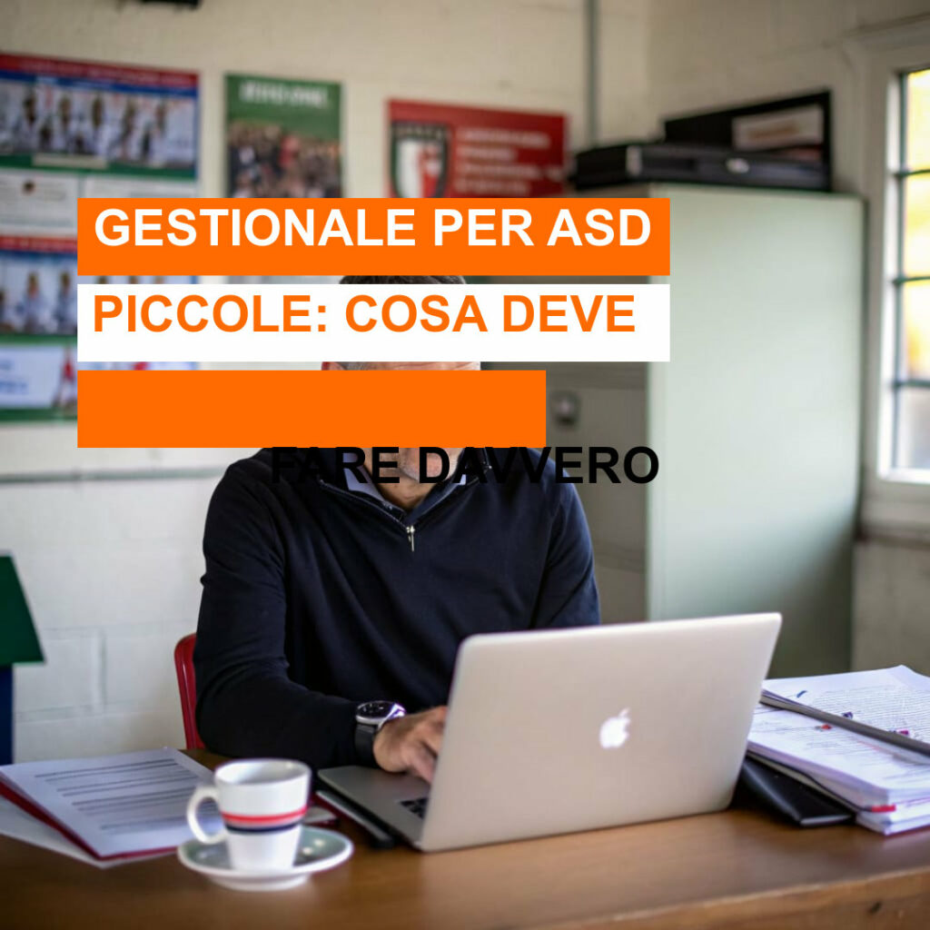 Presidente di piccola ASD italiana al lavoro con gestionale per società sportive, gestione iscrizioni e pagamenti digitali